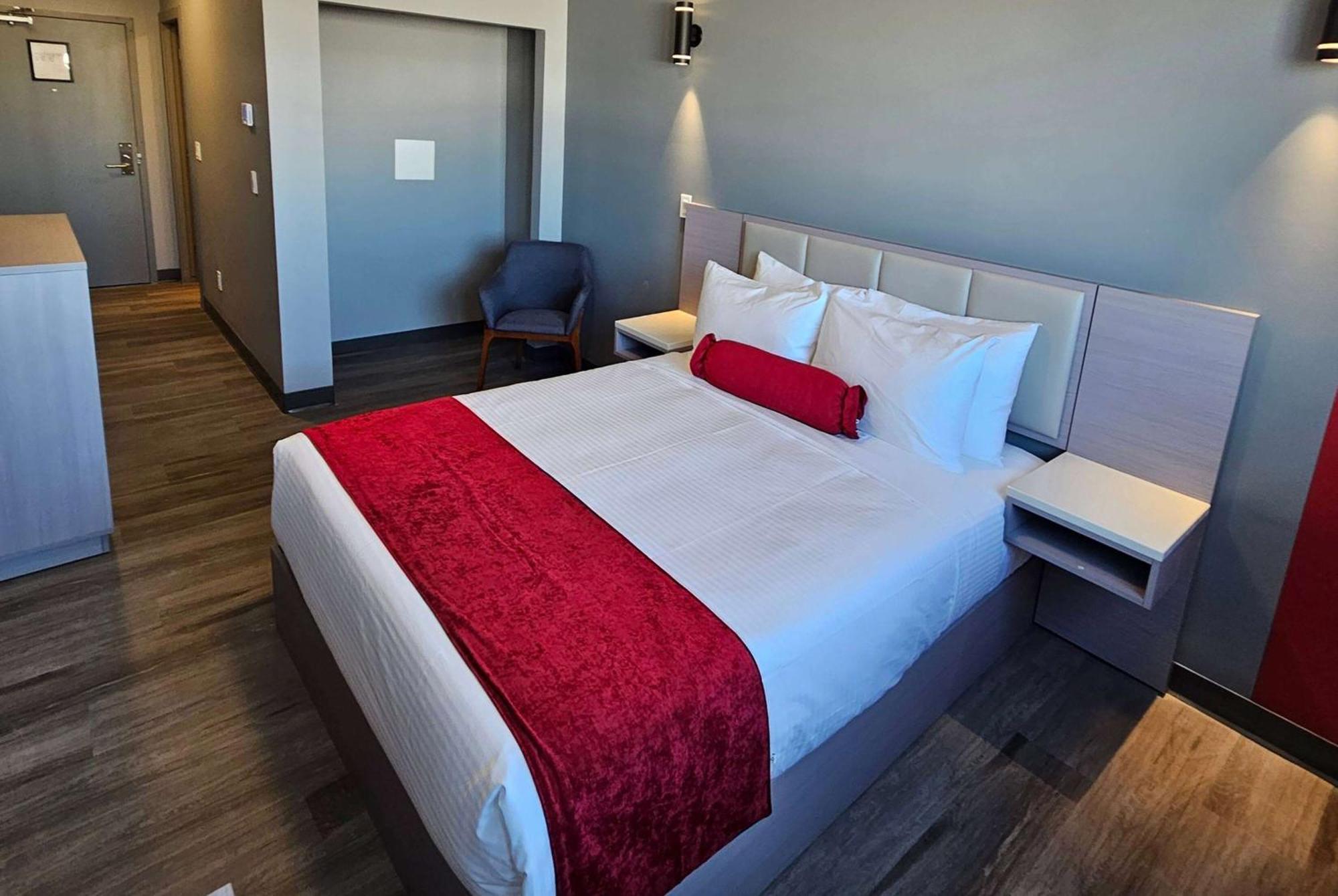 Ramada By Wyndham West Edmonton Hotel & Suites 外观 照片