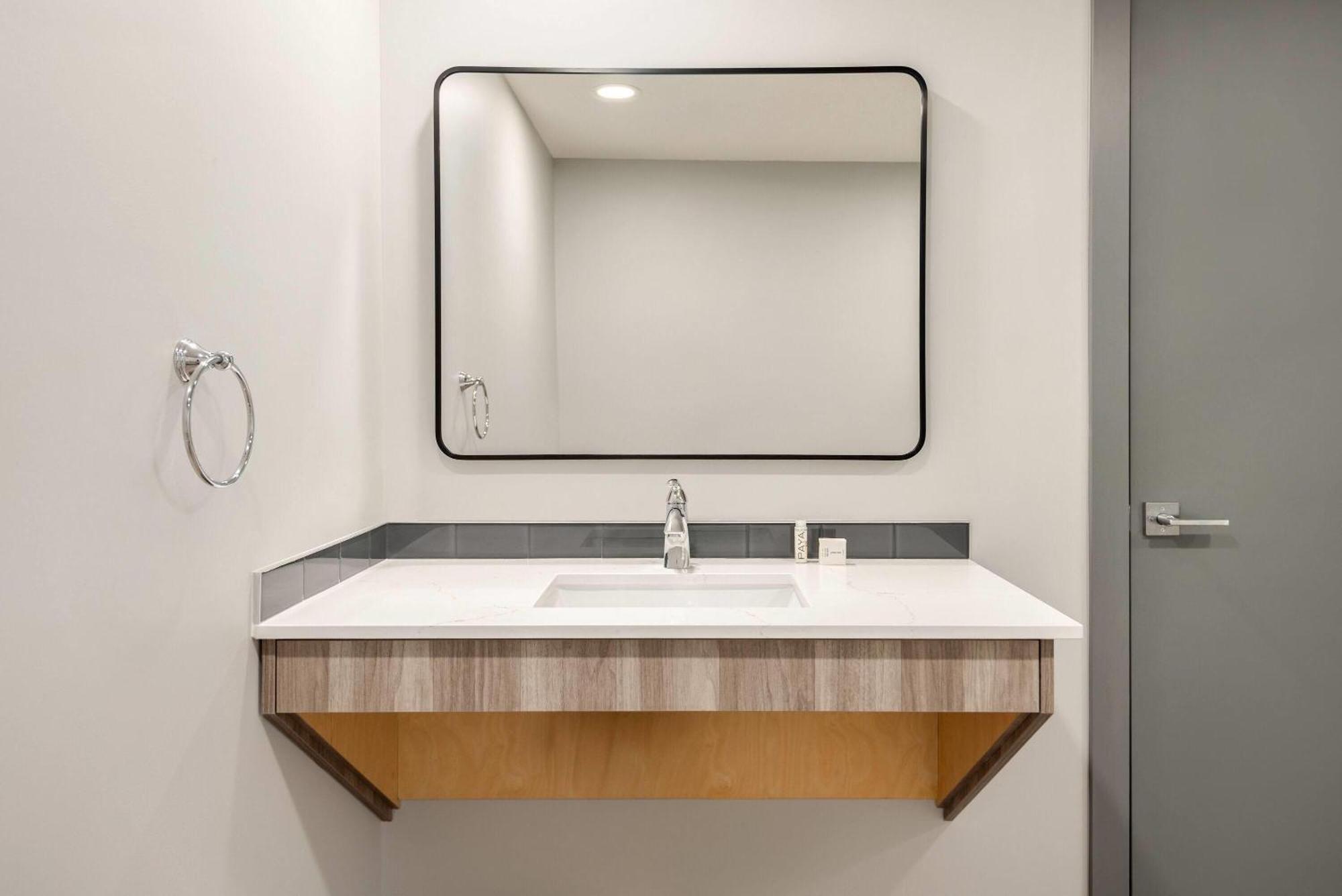 Ramada By Wyndham West Edmonton Hotel & Suites 外观 照片